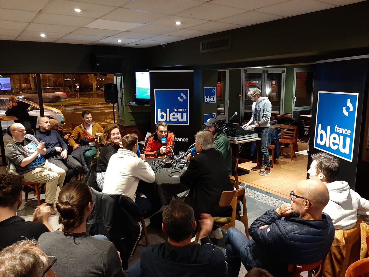 🔴⚫️ #QuizSRFC numéro 4 au Roazhon Pub ce lundi : 32 équipes, 66 questions, plusieurs heures d'un jeu passionné et convivial. 

👏 Merci à tous les participants pour cette soirée en Rouge et Noir et un grand bravo aux vainqueurs ! On espère que vous avez pris autant de plaisir à