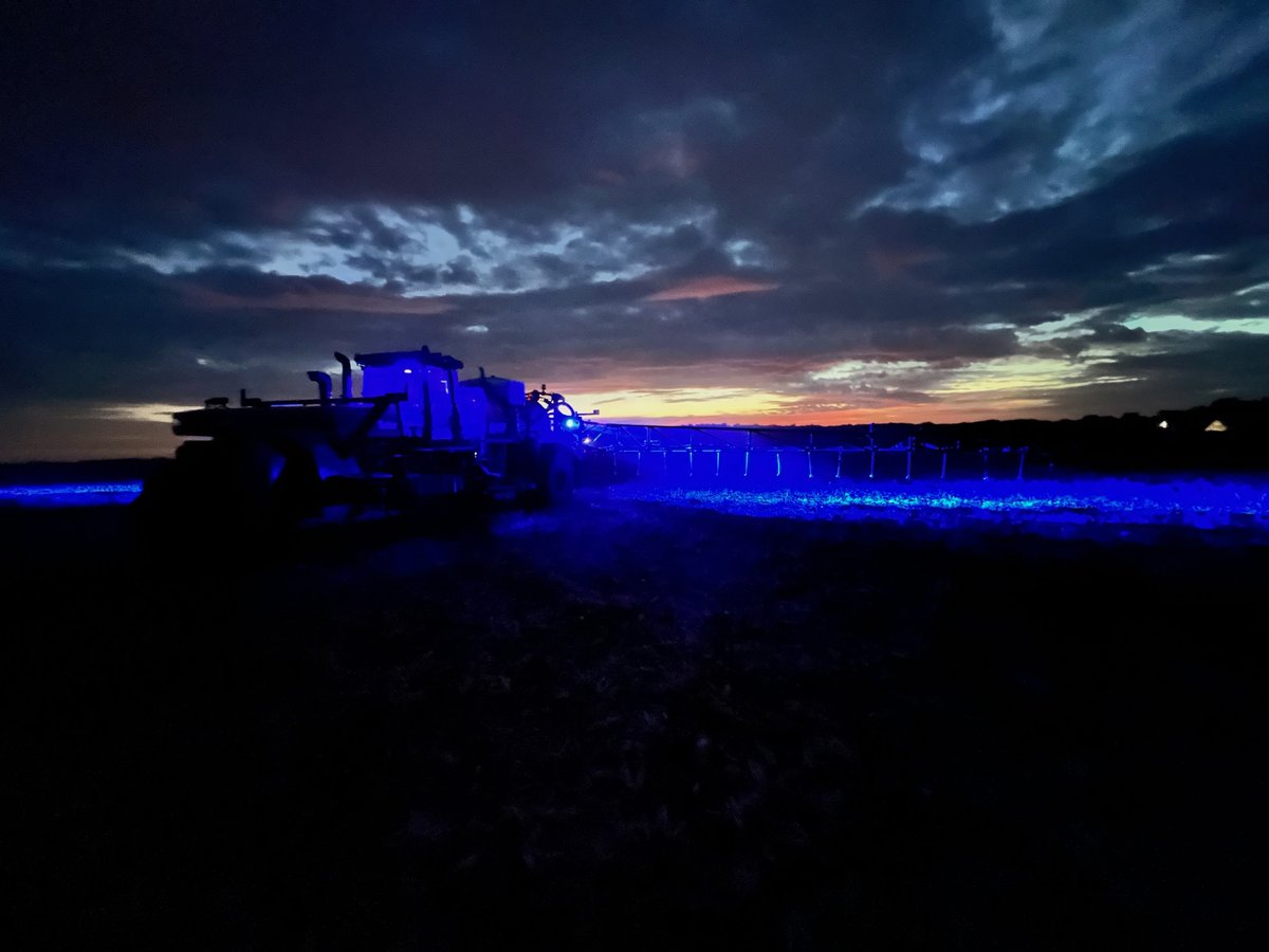 LiquiGrow's tweet photo. We don't stop when the sun goes down. We stop when the job is done. 

📷: Zack Thompson, Clear Lake

#LiquiGrow #LiquidFertilizer #Corn #Soybeans #Fertilizer #AgTwitter #Harvest23 https://t.co/xv1FkLQWlQ