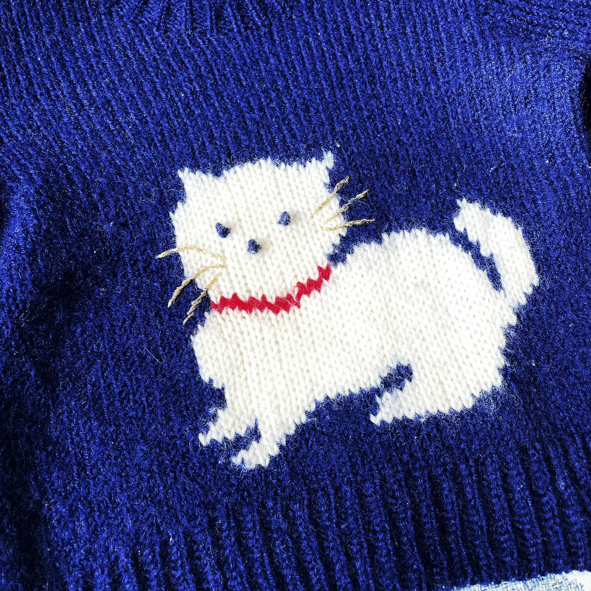 義実家から発掘された、夫のおばあちゃん作の猫柄セーターがあまりに