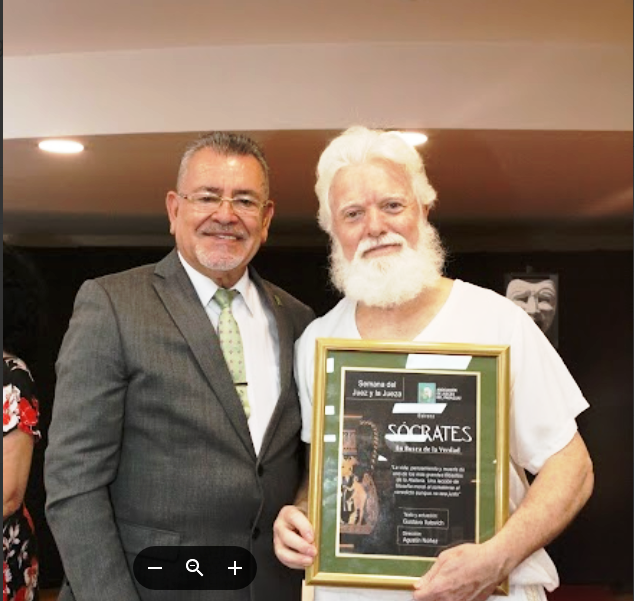Recibiendo del Presidente de la Asociación de Jueces del Paraguay, Dr. Delio Vera, un recuerdo del estreno de Sócrates. En busca de la verdad en el Auditorio Serafina Dávalos del Palacio de Justicia.