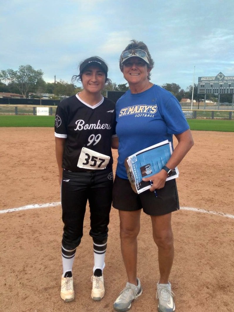 TorriMedrano99's tweet image. I spent my day at the @StMUsoftball camp getting in lots of reps. Thank you to the coaches and players for their time. Thank you Coach Fields and Coach Ladines for your feedback that I plan to use to continue my growth in this sport.
#fangsout 🐍💛💙
@ronnie_ladines 
@Bombers_HTX
