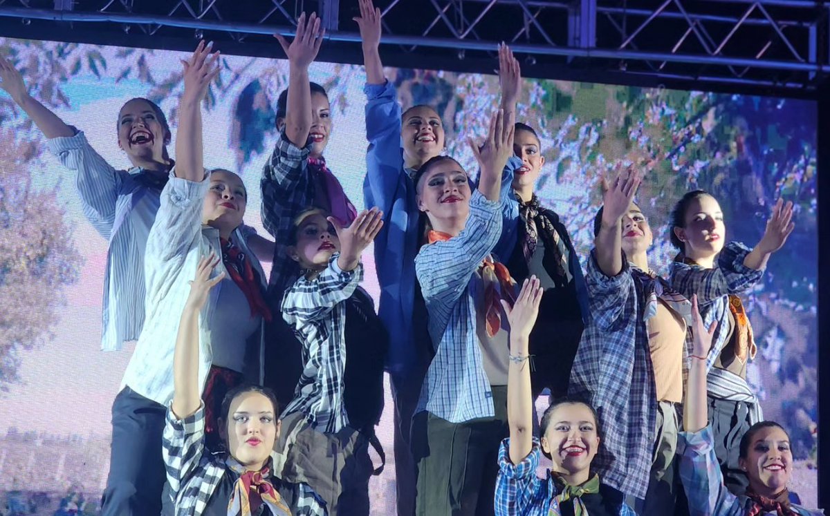 MuniLujanDeCuyo's tweet image. En Luján de Cuyo vivimos #VendimiasDistritales 🍇👸. 

Sentimos vendimia en el Distrito de Potrerillos ✨️😊.