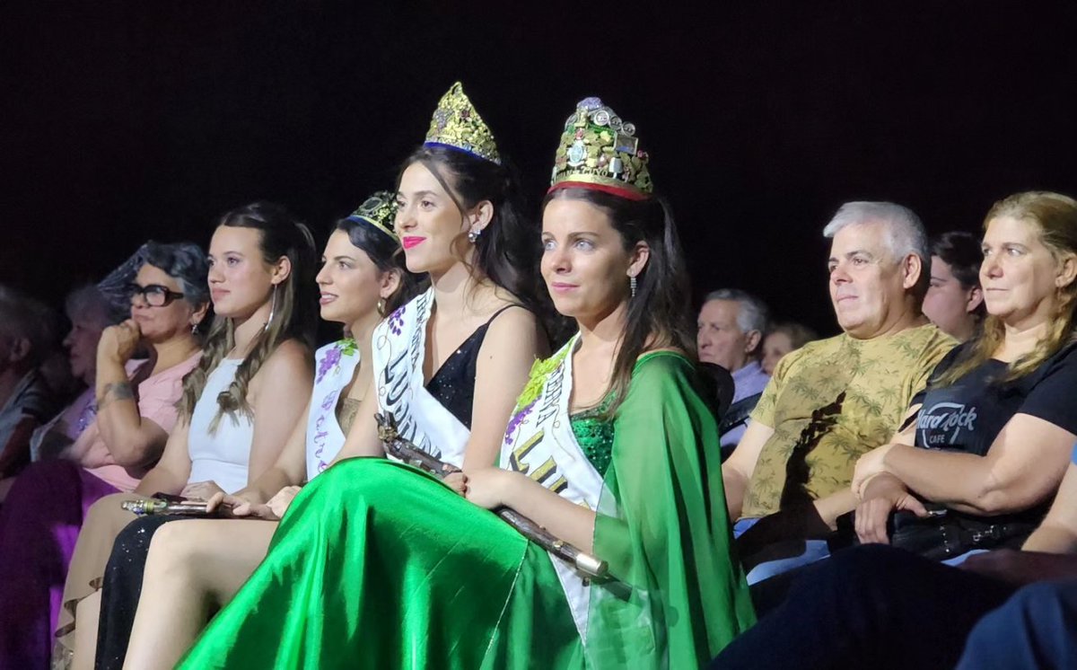 MuniLujanDeCuyo's tweet image. En Luján de Cuyo vivimos #VendimiasDistritales 🍇👸. 

Sentimos vendimia en el Distrito de Potrerillos ✨️😊.