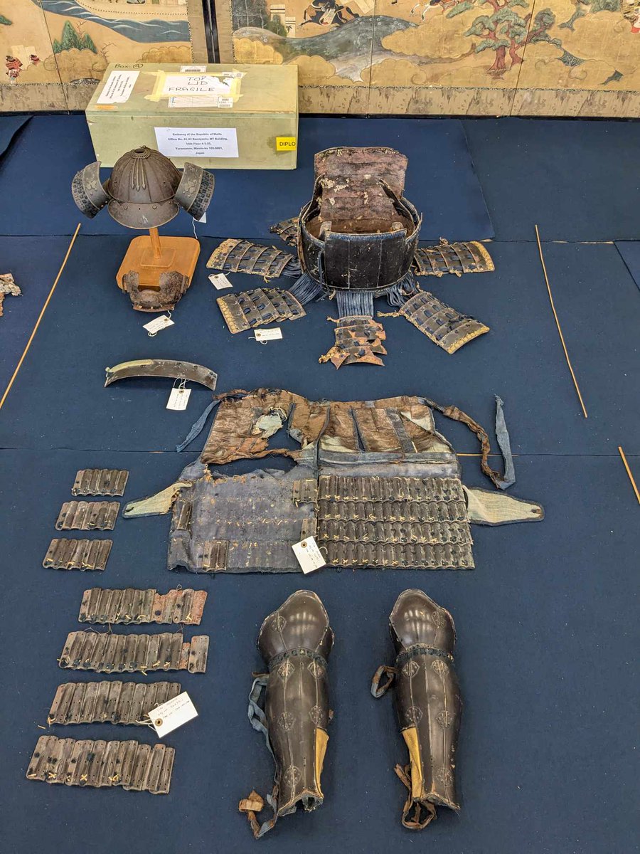 🇯🇵🏯 古き日本の歴史が蘇る瞬間！
福沢諭吉ら遣欧使節団が進呈した甲冑が、約160年ぶりにマルタから故郷へ戻ってきました。傷みが激しいため、京都で修復プロジェクトが始動。3つの甲冑の中には江戸時代中期の鉄製高級甲冑も含まれており、京都美術品修復所がその貴重な任務を担当。