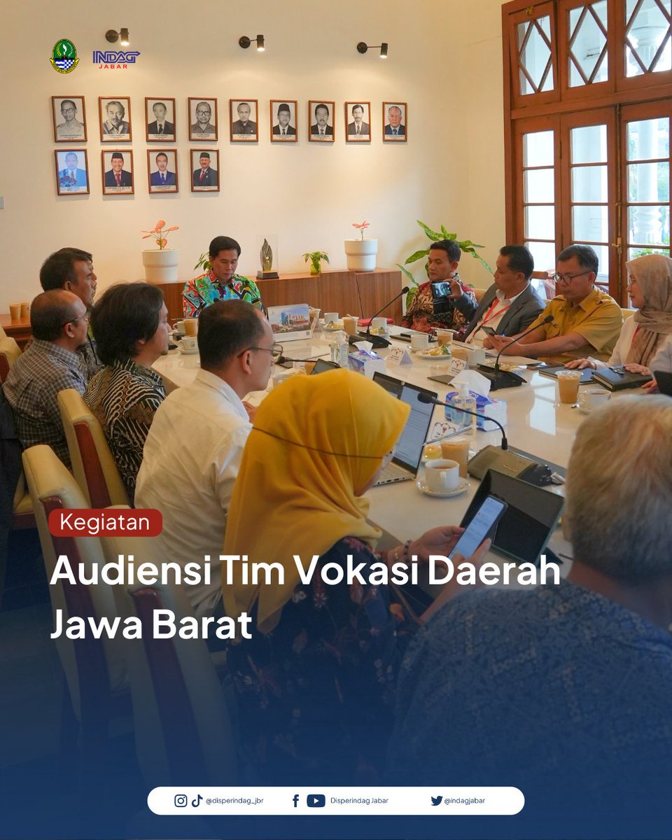 indagjabar's tweet image. Kepala Bidang ILMATE Disperindag Jabar  mendampingi Pj. Sekretaris Daerah Provinsi Jawa Barat  saat audiensi tim vokasi daerah Jawa Barat di Gedung Sate Kota Bandung (20/11/2023).

#audiensi #TimVokasiDaerah #jawabarat #jabarjuara #disperindagjabar