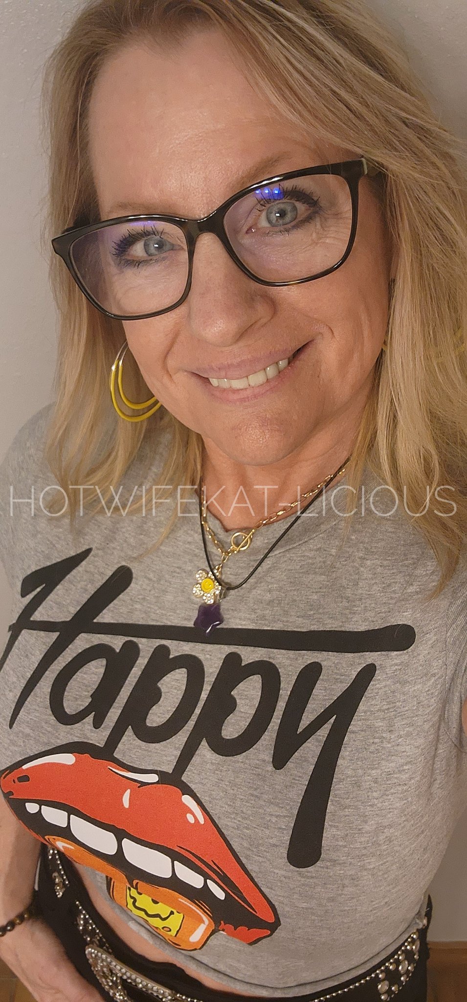 3 pic. It's MILF Monday. Sending love to these beautiful Texas MILFs @hollyhotwife @sweet__vickie @licious_kat https://t.co/UNTHiXg9r2