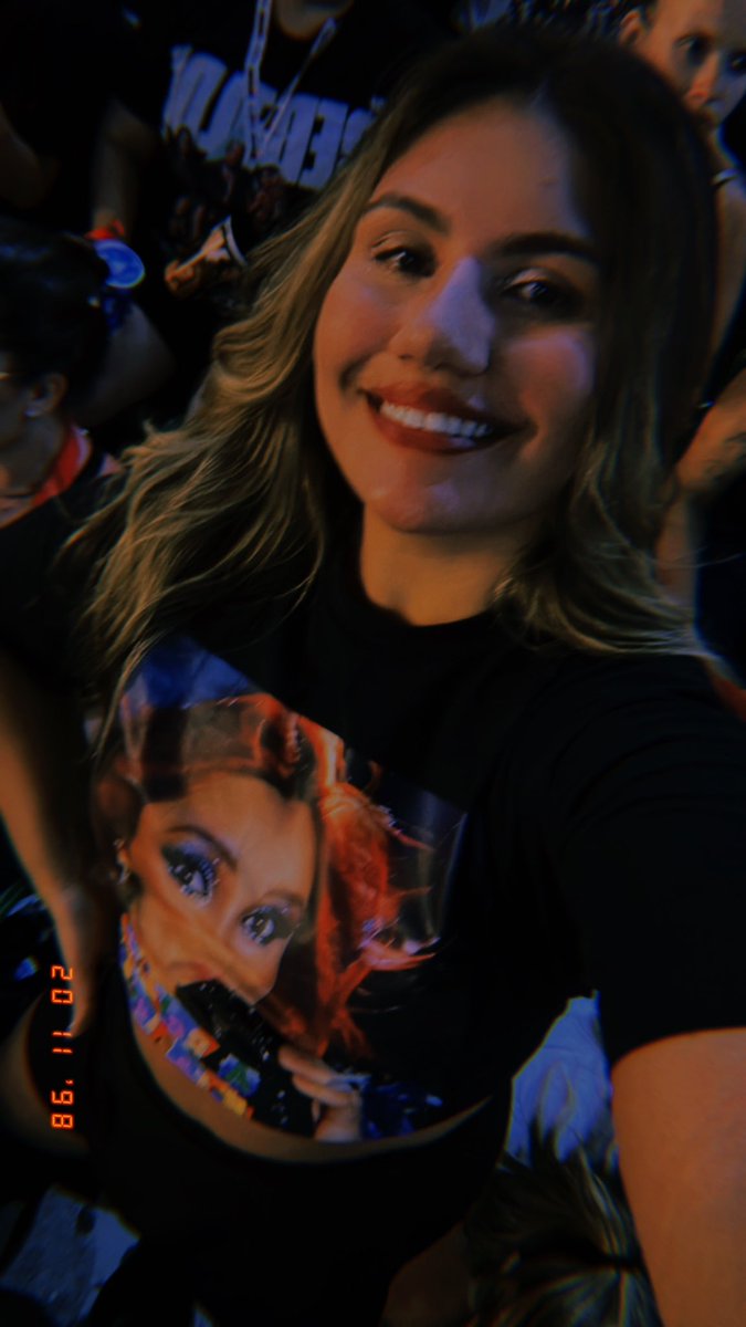 thabatafaria__'s tweet photo. papai, a Roberta está louca.. 🥵 @DulceMaria @RBD_oficial https://t.co/RbHvC5H8mQ