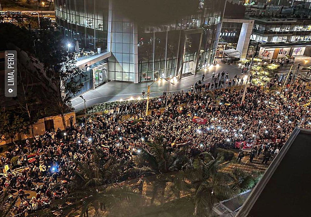 Así lucen en este momento los alrededores del hotel Westin, donde se aloja la Vinotinto en Lima. 

Miles de venezolanos cantando y apoyando a los suyos en la previa del partido de eliminatorias de mañana. Espectáculo.