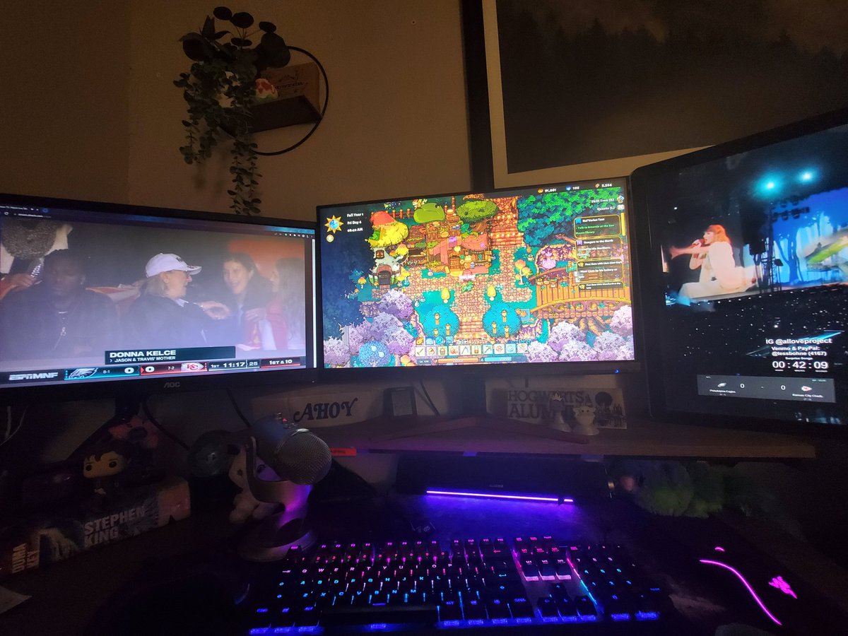 AphyCee's tweet image. When you gotta support both Mom and Dad you stream the Chiefs and Tay Tay at the same time  💜🏈  #TaylorSwiftErasTour #KansasCityChiefs