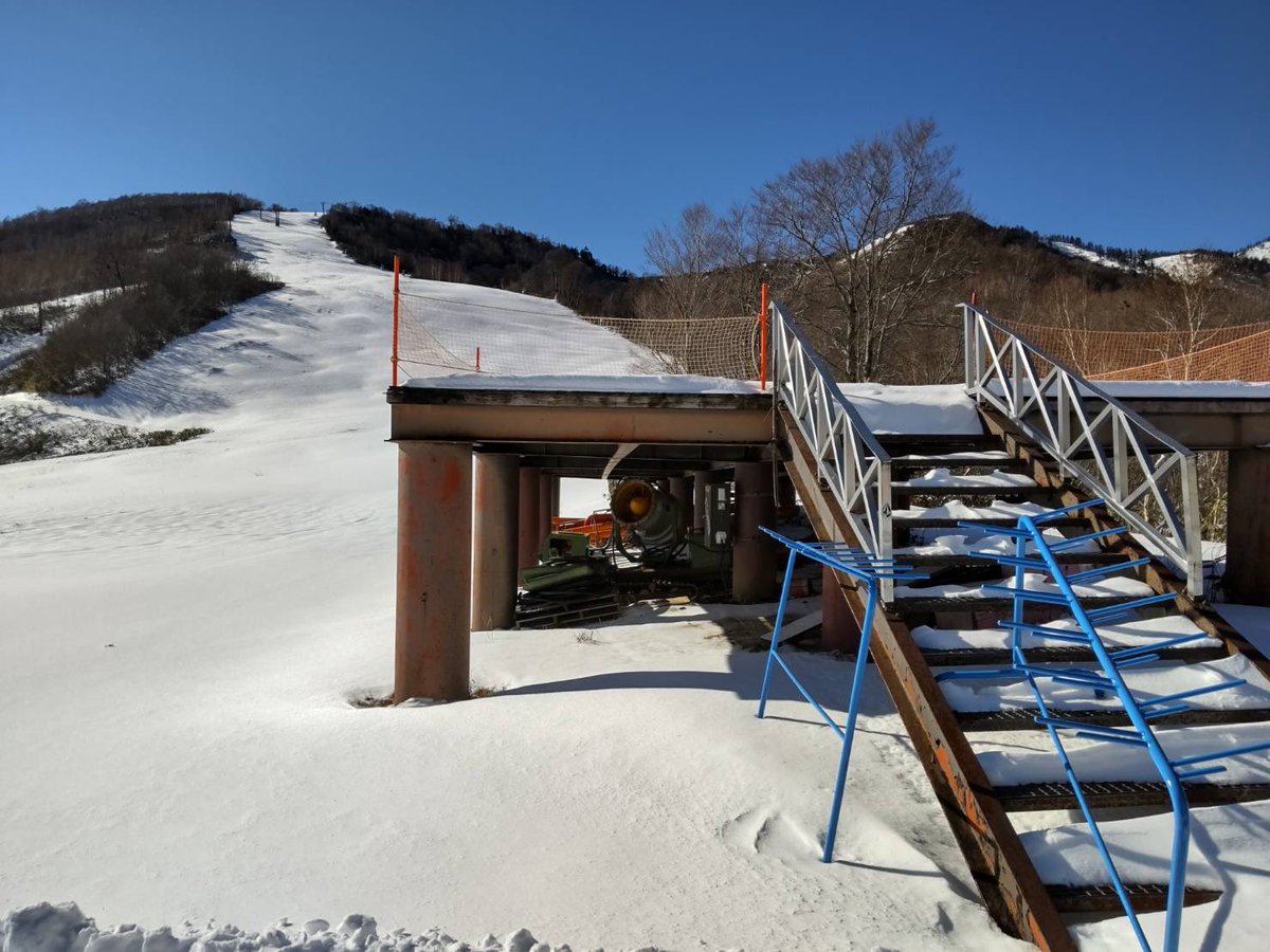 kaguraski9221's tweet photo. こんにちは⛄️
かぐらメインゲレンデの写真が届きました🤳
雪が…積もっております😮
現在、ゲレンデ確認中です！！
決まり次第、報告投稿をさせていただきます🙇‍♀️
もうしばらくお待ちくださいませ。
#かぐらスキー場 #かぐらエリア https://t.co/LZ5SfbmTDu
