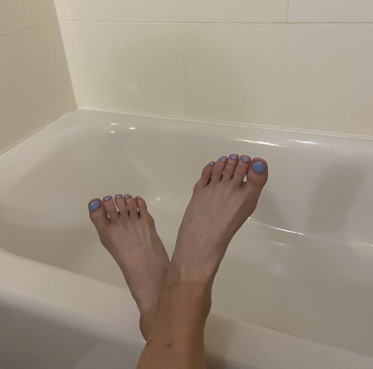 EllieReese00's tweet photo. bath toes 🤭💦

#feet #Feet #feet_pic #feetcare #feetfinder #feetpicsforsales #feetseller #feetworshi̇p #findom #paypiggies https://t.co/j9HpSiFCSR