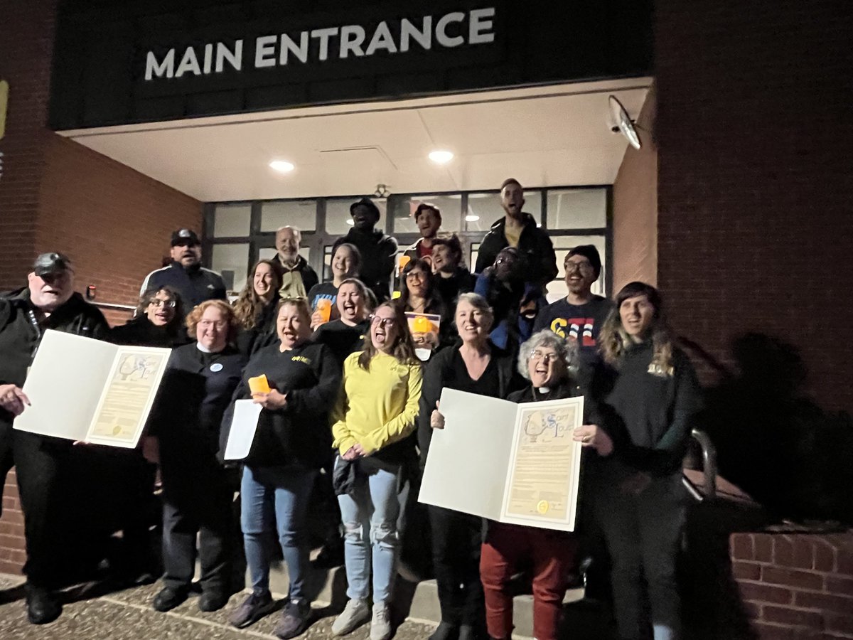 SEIUhciimk's tweet photo. Workers at Places for People who are organizing their union showed their power last week as they held a vigil and encouraged the Board of Directors to hear their demands for a free and fair process to organize their union. 

When we fight, we win! https://t.co/So1VWnpfwY
