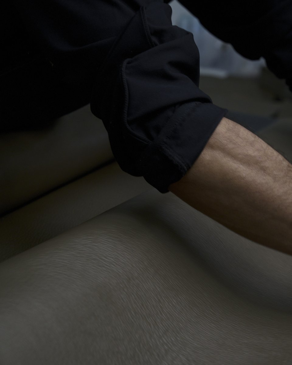 “manufacture”

The original shrink-embossed leather used in “piano bag”.

#manufacture #henderscheme