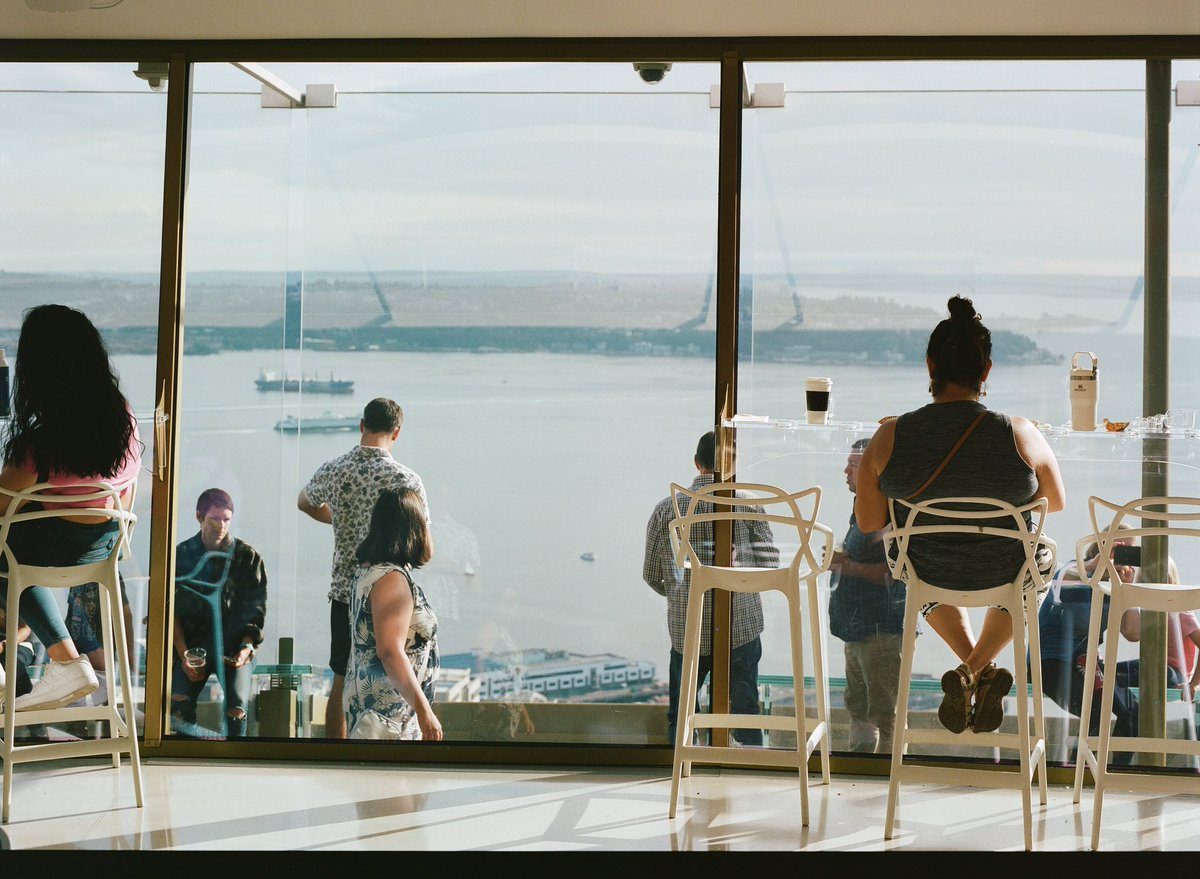 I could people watch all day

#spaceneedle #portra400 #kodak #film #processedbypraus 

threedown.com/2023/11/space-…
