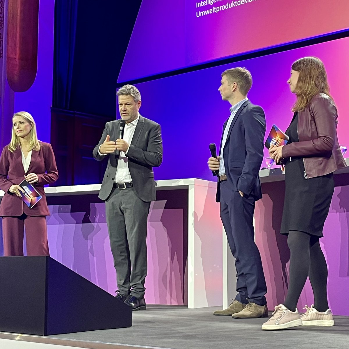 annachristmann's tweet photo. Toller 1. Tag beim #Digitalgipfel in #Jena. Ich konnte u.a. beim #Gründungswettbewerb mit Robert #Habeck die erfolgreichsten StartUps auszeichnen, mit #SheTransformsIT über mehr Frauen in Digitalisierung diskutieren &amp; spannende Unternehmen aus #Thüringen kennenlernen. https://t.co/geyndwqWpf