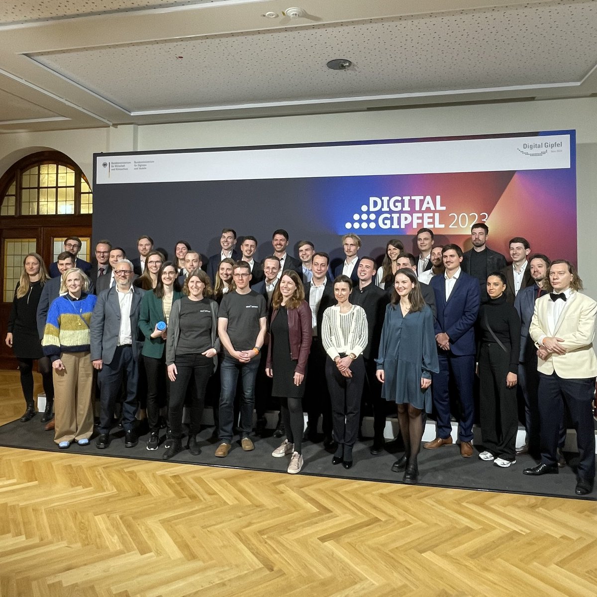 annachristmann's tweet photo. Toller 1. Tag beim #Digitalgipfel in #Jena. Ich konnte u.a. beim #Gründungswettbewerb mit Robert #Habeck die erfolgreichsten StartUps auszeichnen, mit #SheTransformsIT über mehr Frauen in Digitalisierung diskutieren &amp; spannende Unternehmen aus #Thüringen kennenlernen. https://t.co/geyndwqWpf