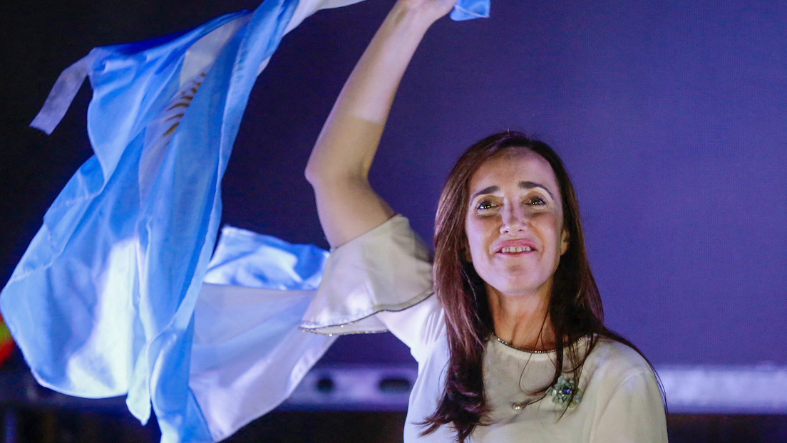 Luar5901's tweet photo. PEOR NO PUEDE SER PARA ARGENTINA. La vicepresidenta q acompañará a Milei es Victoria Villarruel, ella niega las víctimas d la dictadura militar (1976-1983) y defiende a los represores d crímenes d lesa humanidad: secuestros, torturas, desapariciones, asesinatos y robo d niños. https://t.co/NAUZxOhZhi