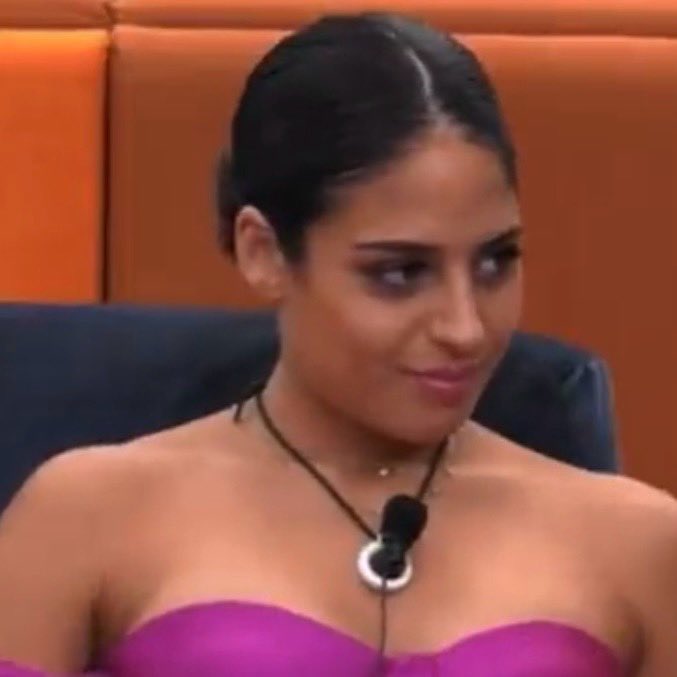 trashastrale's tweet photo. C’è chi si guarda e chi si mangia con gli occhi #GrandeFratello https://t.co/h4omIYzo6H