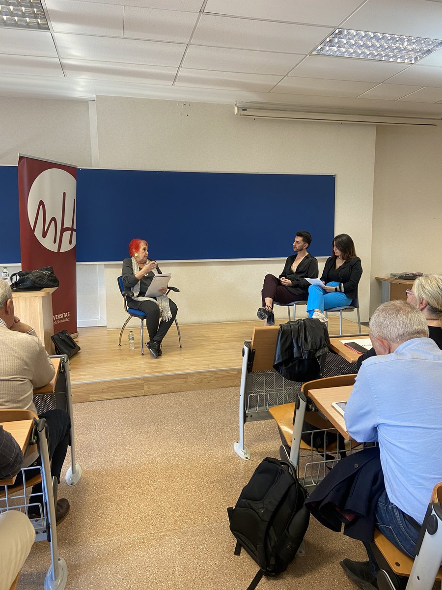 itziarmartinez_'s tweet image. 🎥Escuchar a Rosa María Calaf es un lujazo y que los alumnos puedan empaparse de su experiencia es un regalo. Un día de esos para recordar. @PeriodismoUMH 

 #CalafUMH