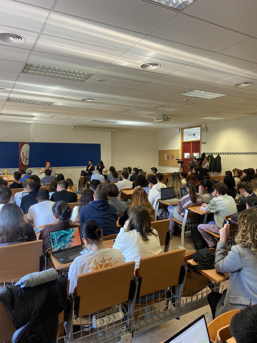 itziarmartinez_'s tweet image. 🎥Escuchar a Rosa María Calaf es un lujazo y que los alumnos puedan empaparse de su experiencia es un regalo. Un día de esos para recordar. @PeriodismoUMH 

 #CalafUMH