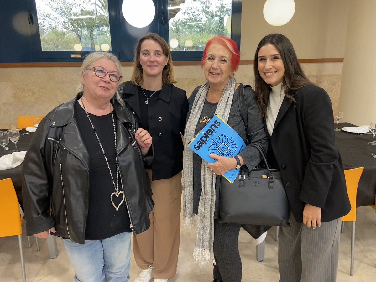 itziarmartinez_'s tweet image. 🎥Escuchar a Rosa María Calaf es un lujazo y que los alumnos puedan empaparse de su experiencia es un regalo. Un día de esos para recordar. @PeriodismoUMH 

 #CalafUMH