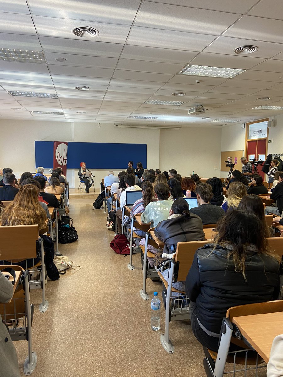 itziarmartinez_'s tweet image. 🎥Escuchar a Rosa María Calaf es un lujazo y que los alumnos puedan empaparse de su experiencia es un regalo. Un día de esos para recordar. @PeriodismoUMH 

 #CalafUMH