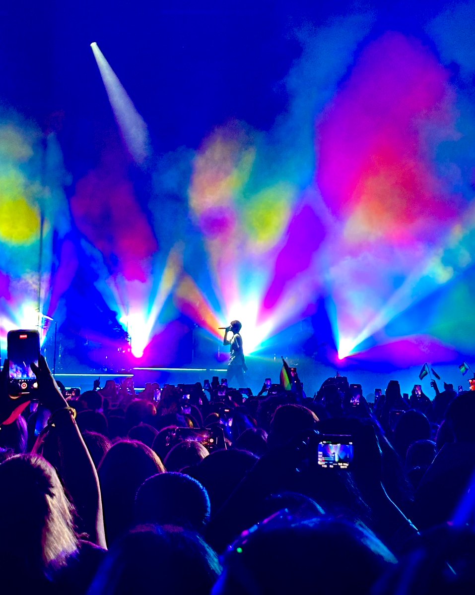 30somethinger's tweet photo. 🩷❤️🧡💛💚🩵💙💜

  Surrounded by lights

💜💙🩵💚💛🧡❤️🩷 https://t.co/D6tSXrzqvs