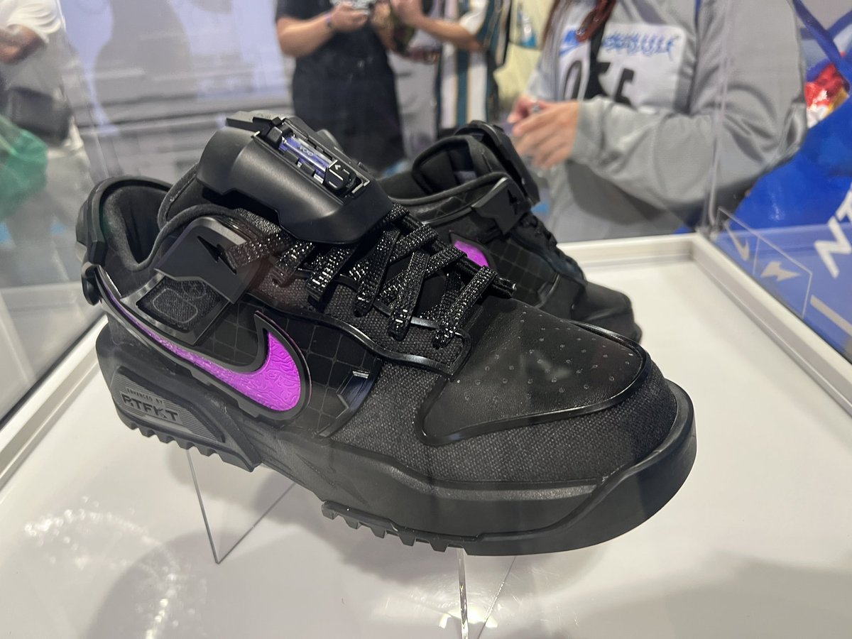 lucianothedegen's tweet photo. Great time this weekend seeing friends🔥 
Dunks looks amazing!
10 pairs forged😤
#RTFKT 
#NIKE
#CLONEX 
#ComplexCon https://t.co/q0WEYlYjZG