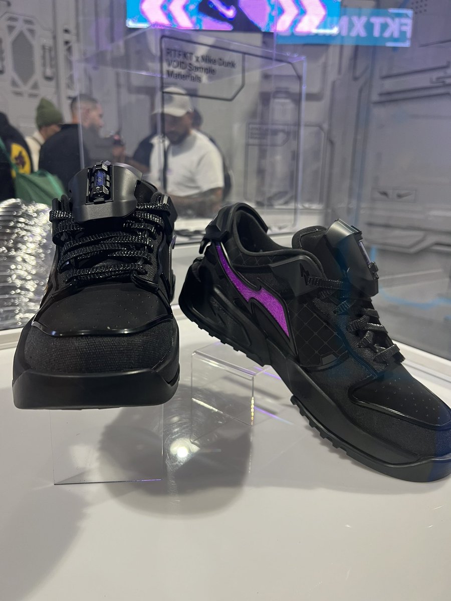 lucianothedegen's tweet photo. Great time this weekend seeing friends🔥 
Dunks looks amazing!
10 pairs forged😤
#RTFKT 
#NIKE
#CLONEX 
#ComplexCon https://t.co/q0WEYlYjZG