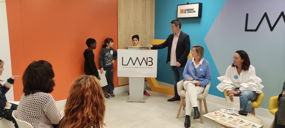 📸 Hemos conmemorado hoy el Día de los #DerechosDeLaInfancia en el <a href="/laaab_es/">Laboratorio de Aragón [Gobierno] Abierto ▪︎ LAAAB</a> junto a <a href="/unicef_es/">UNICEF España</a> y 40 niños y niñas del CEIP <a href="/CandidoDomingo/">CEIP Cándido Domingo</a> 

🔗 bit.ly/3uv6Bu8 

Hemos disfrutado mucho abriendo las puertas del <a href="/GobAragon/">Gobierno de Aragón</a> para conocerles y escucharles: ¡gracias!