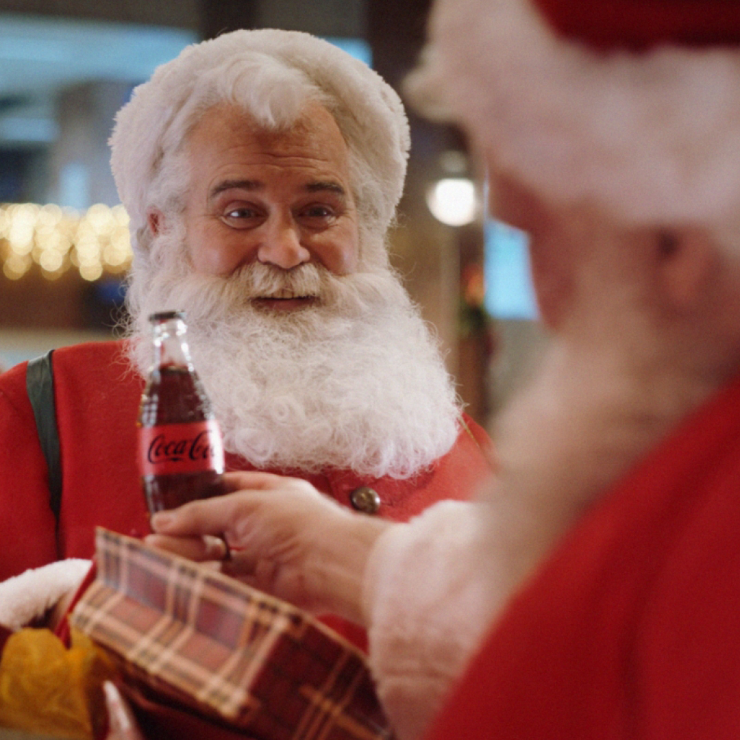 CocaColaBo's tweet photo. Todos pueden ser Papá Noel, ¡Incluyéndote a ti! ¿A quién le darías la última Coca-Cola? Menciónalo en los comentarios 🎅   Mira el video completo aquí 👉🏻https://t.co/FepsRzOOJY https://t.co/W8S5rD3sPf
