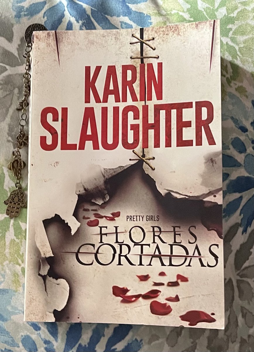 MicaelaDrago's tweet image. Flores Cortadas es un📖desgarrador, espeluznante, con detalles escalofriantes que te erizan los pelos, pero lo recomiendo🥺Pretty Girls is a heartbreaking, creepy📔with chilling details that make your hair stand on end and reading it is very hard🥺#booklovers #RecommendedBook