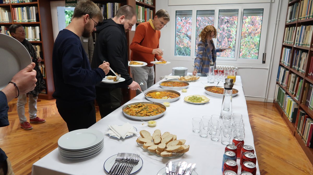 Spannende Vorträge und angeregte Diskussionen gab´ s bei unserem gelungenen  Cluster8-Workshop zu  ökonomischen #Netzwerken  und  der  Rolle  von  Institutionen! ❤️Dank an  alle  TeilnehmerInnen  und  an die KollegInnen  des  Madrider  <a href="/dai_weltweit/">DAI</a> für  ihre  Unterstützung !!!