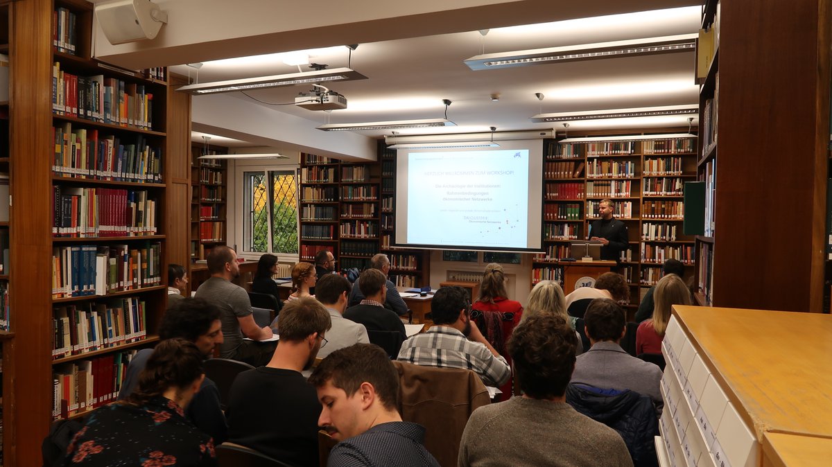 simone_killen's tweet photo. Spannende Vorträge und angeregte Diskussionen gab´ s bei unserem gelungenen  Cluster8-Workshop zu  ökonomischen #Netzwerken  und  der  Rolle  von  Institutionen! ❤️Dank an  alle  TeilnehmerInnen  und  an die KollegInnen  des  Madrider  @dai_weltweit für  ihre  Unterstützung !!! https://t.co/B38fcYjFRF
