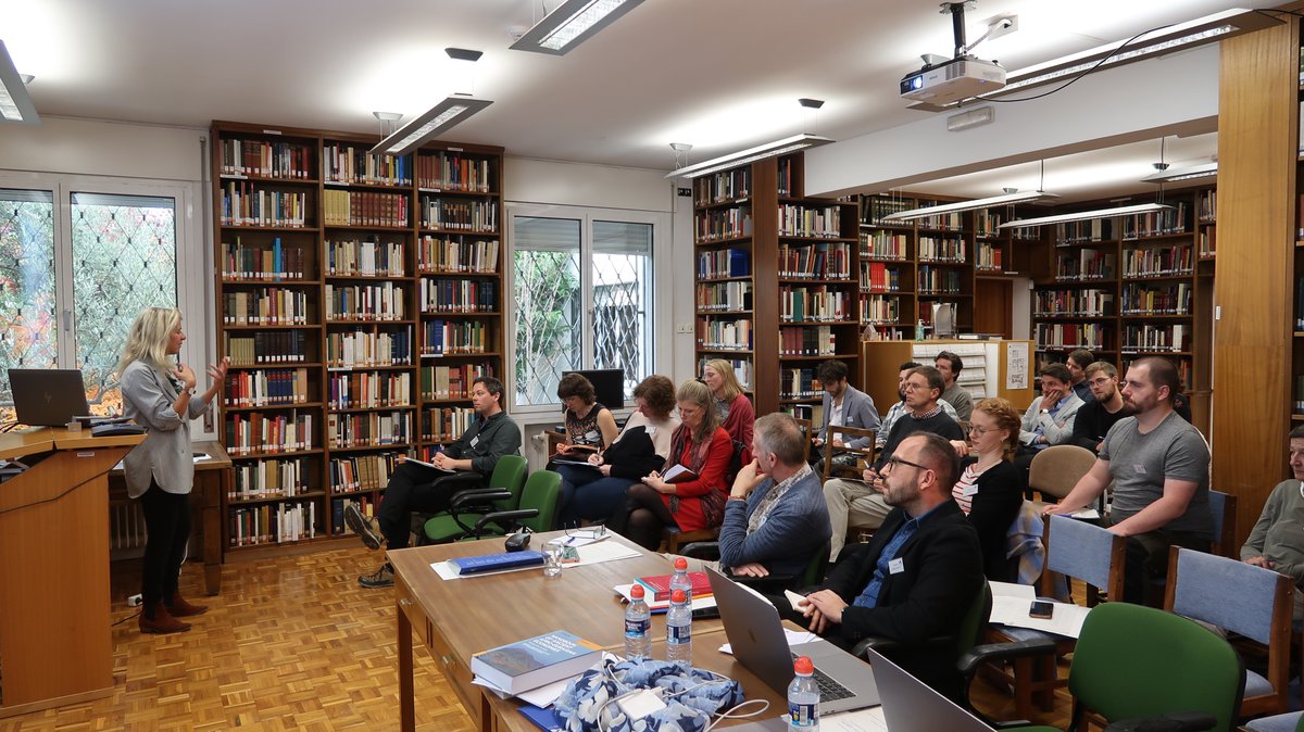 simone_killen's tweet photo. Spannende Vorträge und angeregte Diskussionen gab´ s bei unserem gelungenen  Cluster8-Workshop zu  ökonomischen #Netzwerken  und  der  Rolle  von  Institutionen! ❤️Dank an  alle  TeilnehmerInnen  und  an die KollegInnen  des  Madrider  @dai_weltweit für  ihre  Unterstützung !!! https://t.co/B38fcYjFRF