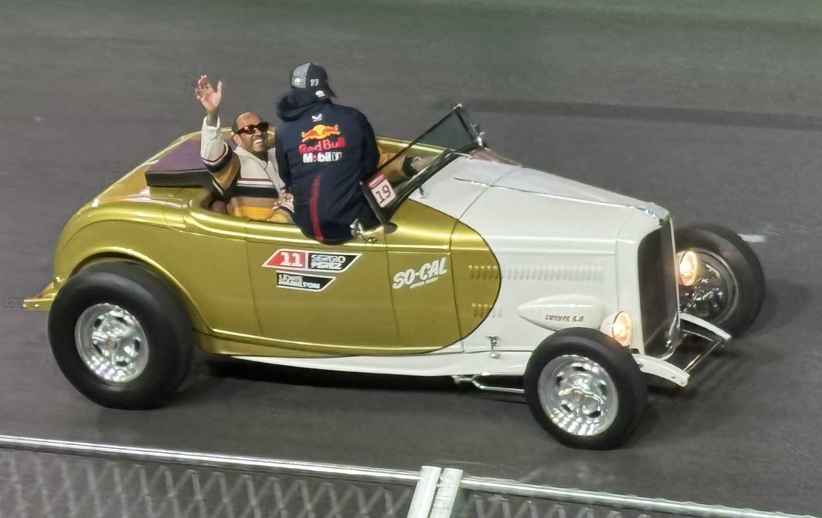 Lewis always happy to help a colleague out. 😎 #LasVegasGP