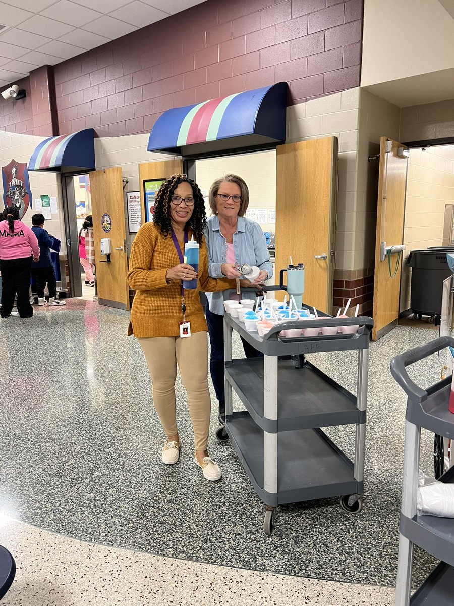 lpleak's tweet photo. Snow Cones for 5th. Grade.  They brought in the most food for the BDHS Food Drive.  Snow Cones were a big hit.  @BPEKnights @BoHill24 @alihar18 @WayneTwpSuper @misskimberly4 https://t.co/yTvoIULfS9