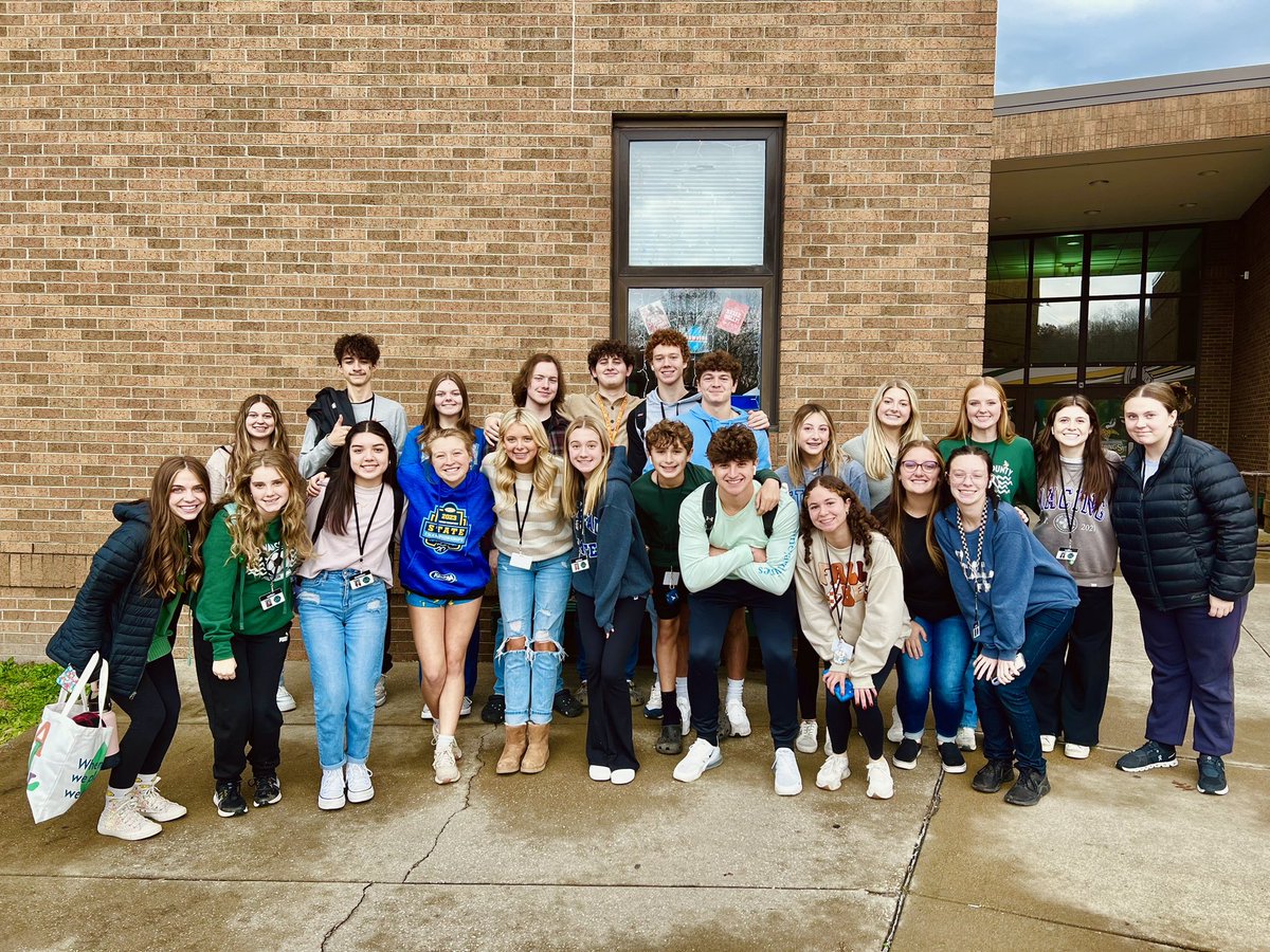 MsTessaCollins's tweet photo. SGA representatives spent the day servicing Rodburn, DOVES, and Gateway! So thankful for amazing community collaborations that provide our students with service opportunities.🍂✨#rcLEAD https://t.co/LqVScsJLV7