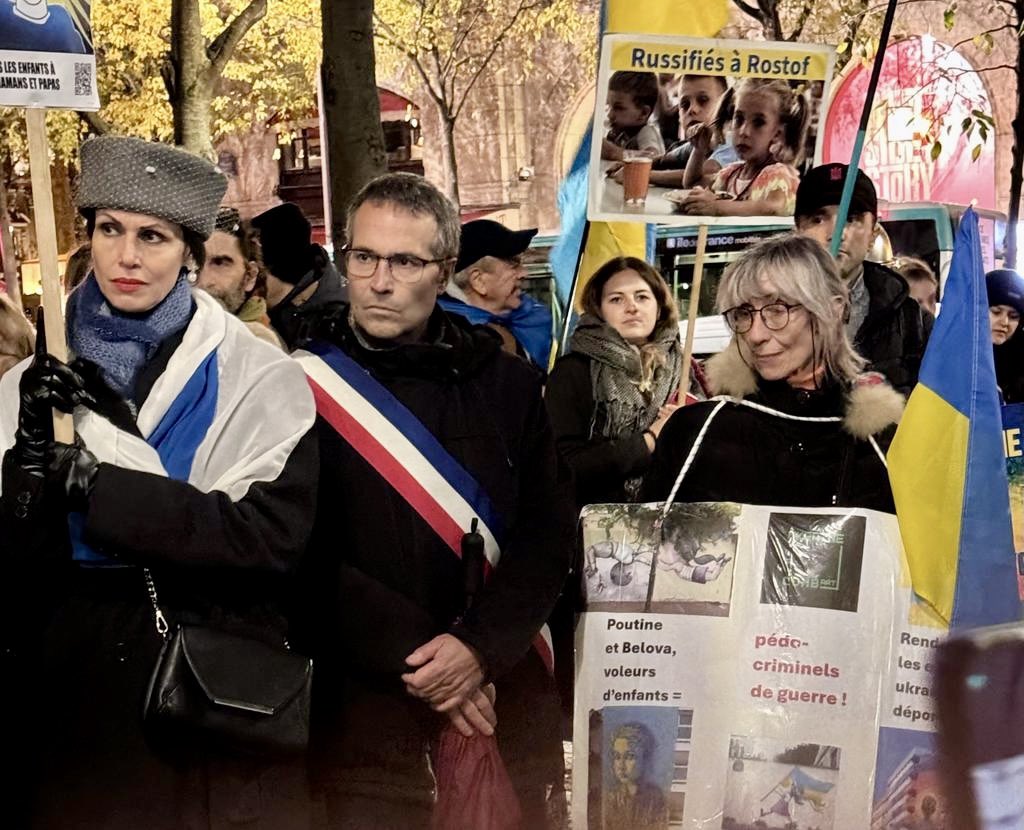 #journeeinternationaledesdroitsdelenfant Rassemblés ce soir à #Paris pour les #enfants ukrainiens déportés en #Russie dans l’indifférence générale ! #Poutine, rends les enfants ! #droitsdesenfants #Ukraine #StandWithUkraine #StopRussia @Rus_Lib @union_ukr_fr @MdpMouvement