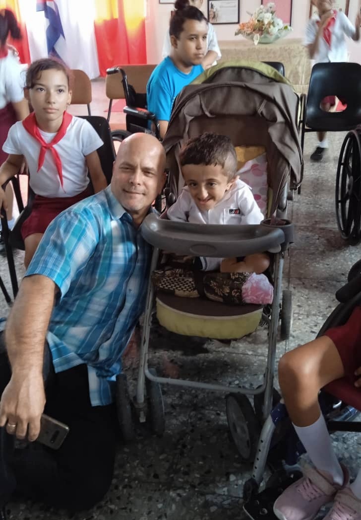 GHNordelo5's tweet photo. Junto a trabajadores de Cubiza-Habana, del INDER de San Miguel del Padrón, y en compañía de @Ana_Hurtado86  y de jóvenes cederistas, visitamos la Escuela Especial 'Solidaridad con Panamá', y conversamos con Teté y sus niños. #Cuba #UnidosXCuba #CDRCuba https://t.co/TmqGLWUCzA