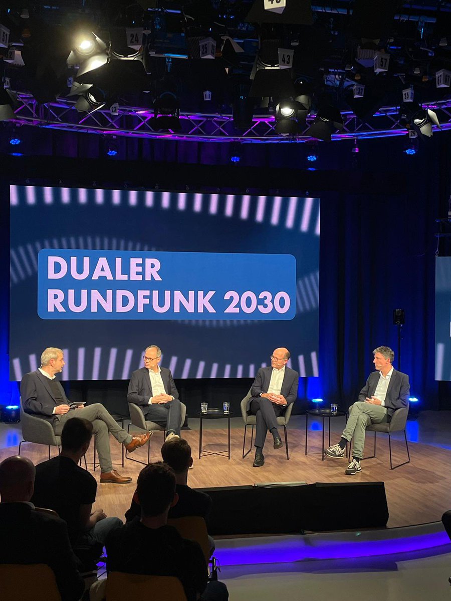 oliverdd's tweet photo. Ein beeindruckendes Programm mit praxisnahen Workshops u. Fachdiskussionen auf hohem Niveau. Das ist #MFMW23 Dank an Prof. Heinker u. insbesondere den studentischen Organisatoren für das tolle Event. Die Debatte zum Dualen Rundfunksystem hat Spaß gemacht u. gute Impulse gesetzt. https://t.co/DcaLOlGlMX