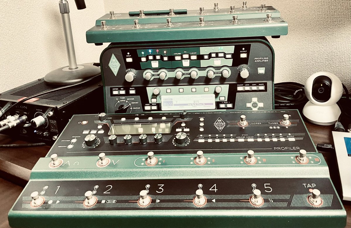 bass_deepsea's tweet photo. 【絶対ないけど20万円のギター給付金が出たら何を買う？☺️】

おめでとうございます🎉
バンドマンやDTMerにむけて20万円給付されることが閣議決定されました（嘘）

入金されて1週間以内に使い切らない場合は返金しなければなりません。

ありえないけど、こんな給付金があったら何が欲しい？

総額20万円になるように細かく機材を買うのもOK👍

20万円を足しにしてハイエンドギターを買うのもOK🙆‍♀️

具体的にどんなギターやDTM機材を買うか教えてください😊

人それぞれ考え方が違うのはわかります。
他の方の意見を否定するのは無しにしましょう。

リプが表示されないバグでこちらから見えない場合も返信できません。ごめんね。

後からまとめて見たい方は、スクロールしてブックマークをおすすめします。
私もブックマークします！

さあ、20万円の音楽給付金が出たら何を買う⁉️

私なら3台目のKEMPERを買うかな🤔
（ランチボックスとフロアはあるから、次はラックタイプだな）
#ケンパーちょうだい