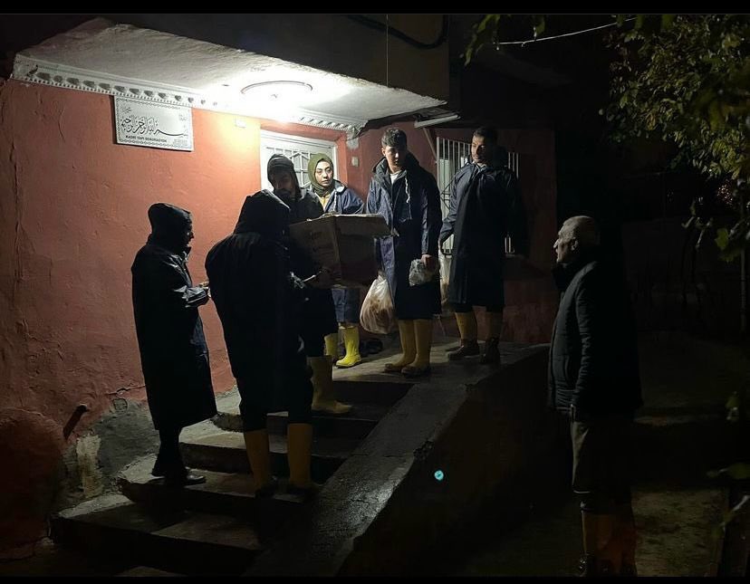 BatmanUniak's tweet photo. Batman ilimizde Yaşanan üzücü sel felaketinde il gençlik kolları başkanımız Sn. @aslannaalper koordinatörlüğünde vatandaşlarımızın ihtiyaçlarını gidermeye çalıştık. #geçmişolsunbatman https://t.co/CRCoeM2qAh