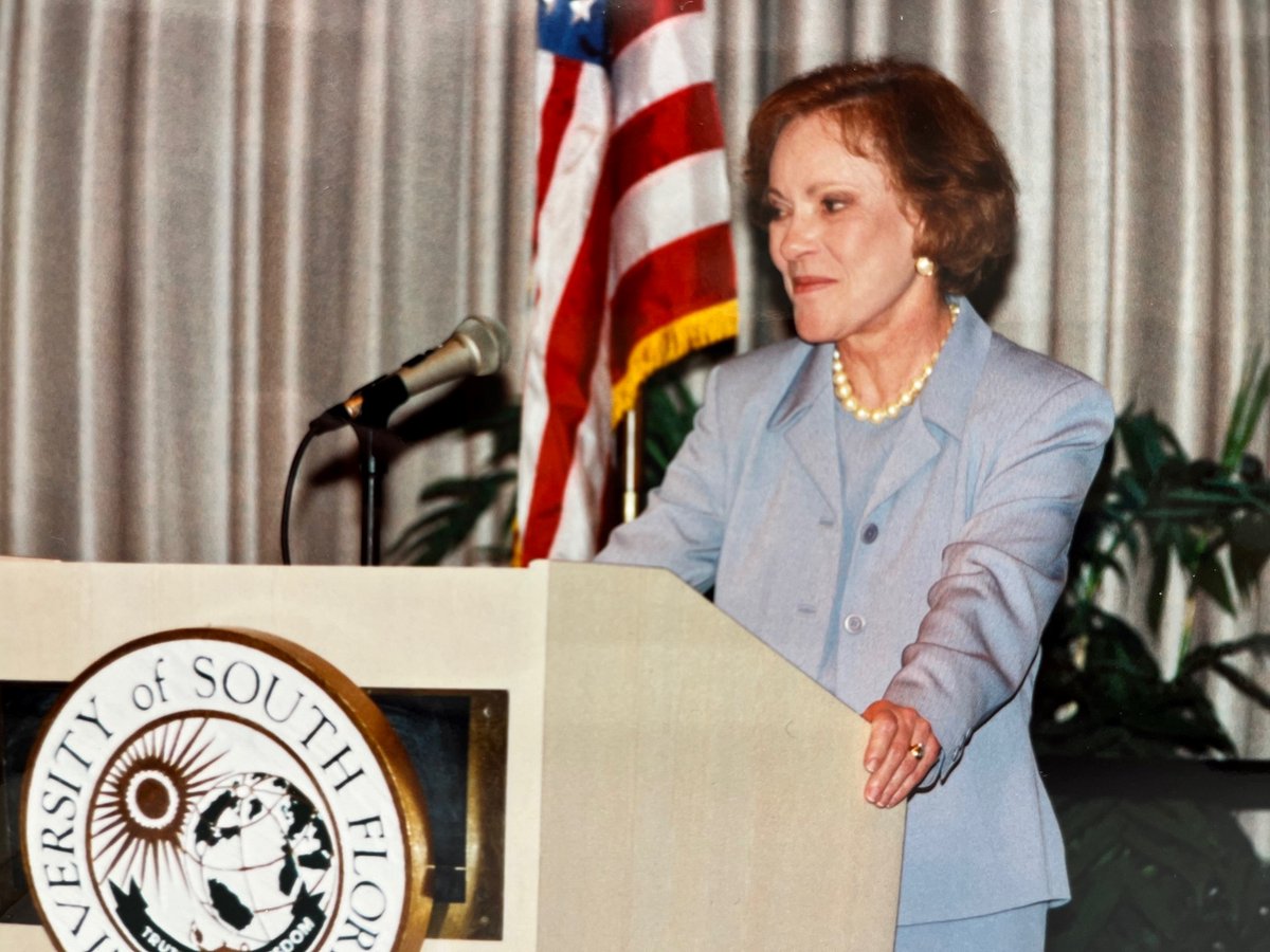 Amazing to see photos of #RosalynnCarter at USF in 1999 She was invited to receive an award at a gala for the @USouthFlorida Mental Health Institute At 6: hear from those who invited her, @CrisisCenterTB and author @katebrower on the impact she had on mental health treatment