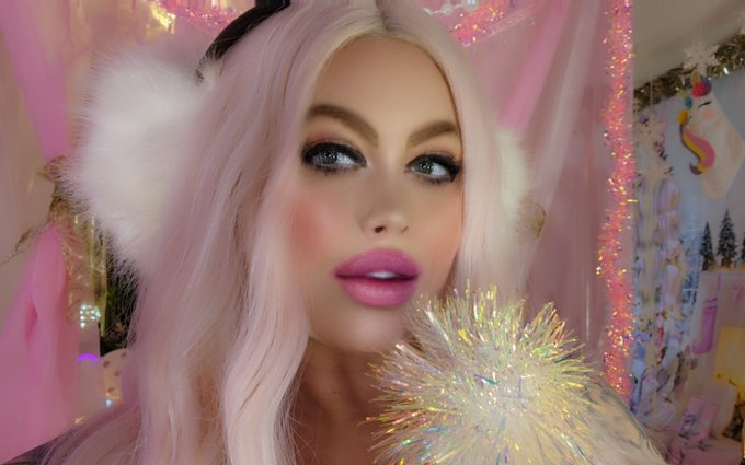 It's a Barbie Christmas with me  #Barbie #holidayseason https://t.co/BKdNXUAaqV<a href="/tag/barbie"class="tags">#Barbie</a><a href="/tag/holidayseason"class="tags">#holidayseason</a>