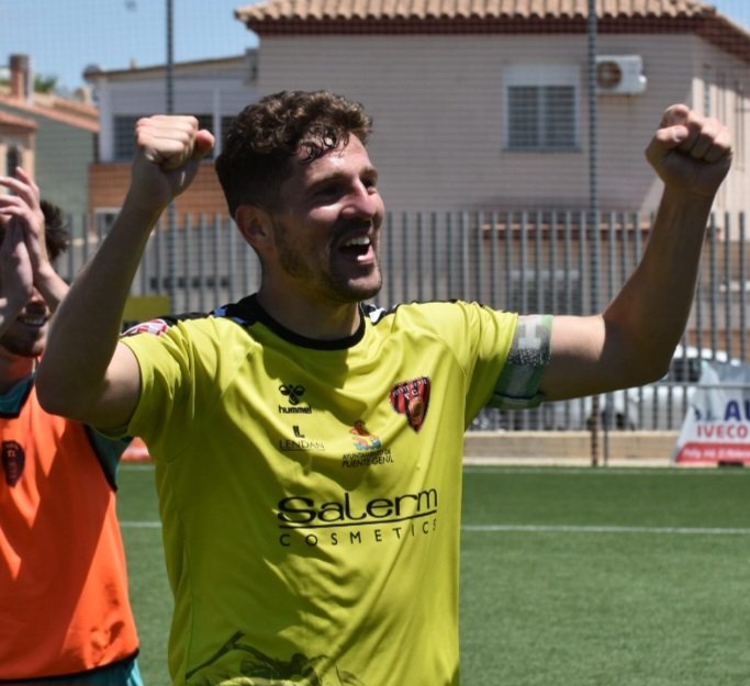 Si participa en el encuentro del próximo sábado, el capitán del Salerm Puente Genil, Edu Chia, sumará 250 partidos disputados con la camiseta del club. 11 temporadas y el único de la plantilla actual que logró los tres ascensos, jugó los 2 play-off y ganó Copa RFAF. Leyenda.