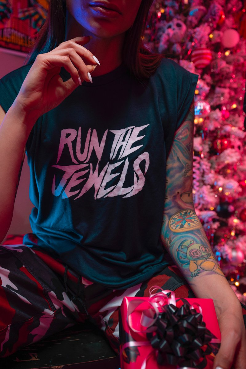 The 10 years of RTJ Holiday sale is now live in the shop.. new items, lots of discounts, and free shipping options are available while stock lasts 🦃: runthejewels.com/collections/bf…