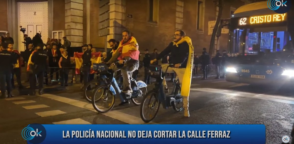 LvdwigIHS's tweet photo. Esta imagen es cine (atentos al bus) https://t.co/SAMaURLKUq