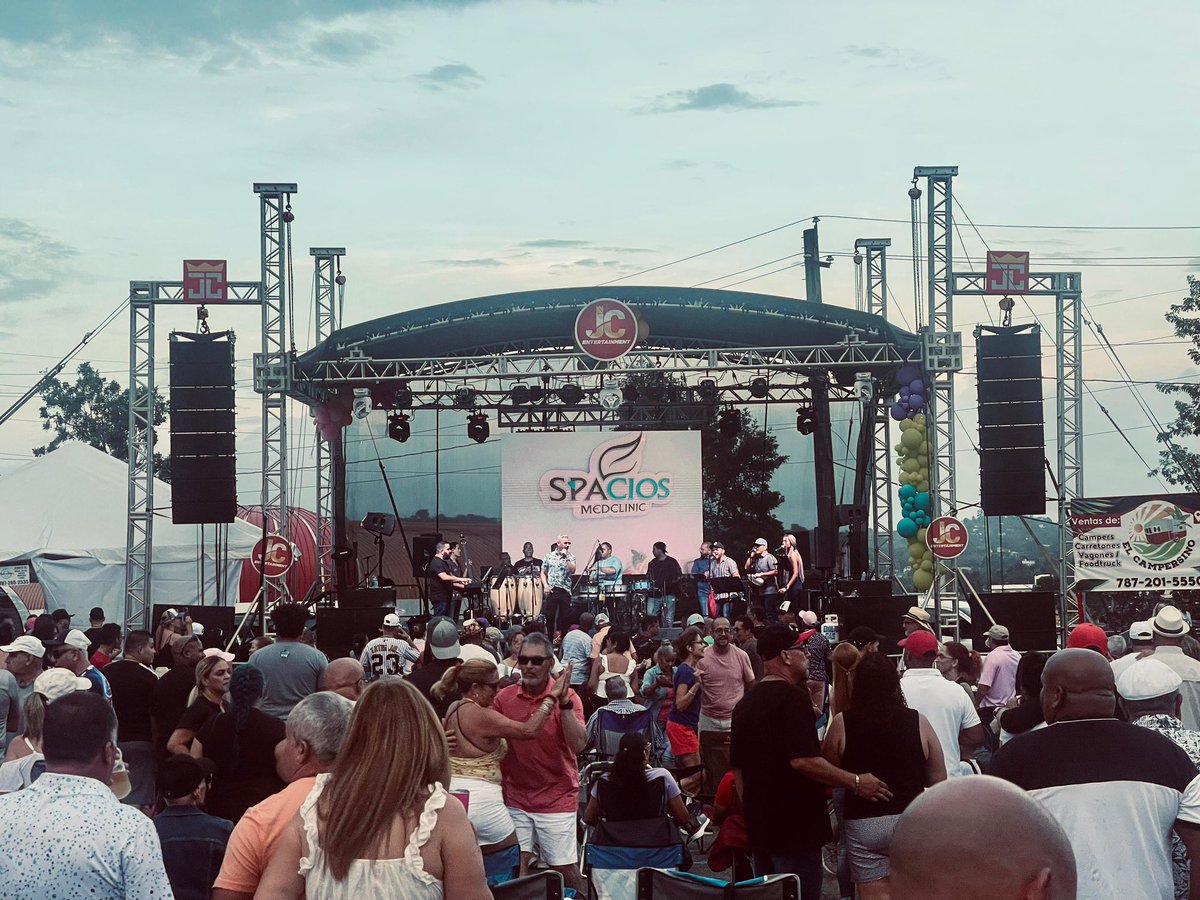 WillitoOtero's tweet photo. Ayer San Lorenzo estuvo 🔥🔥🔥🔥 gracias a @jc_entertainmentpr por la invitación, a mi orquesta que no se quieren pa’na! 💃 a mi equipo de trabajo de @saltemusicllc por lograr este súper evento!!! Nos vemos pronto!! 
Para que veas todas las fotos, Por si hay duda del Éxito! https://t.co/dfvN5t2yuB