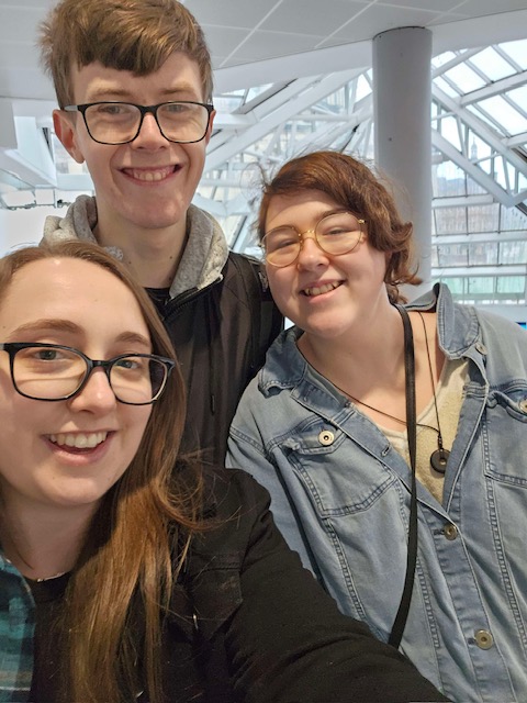 HexdrewLive's tweet photo. This past weekend i finally met some of my online friends :D this was honestly the best weekend of my whole life 💙 https://t.co/S7asp8Mua3